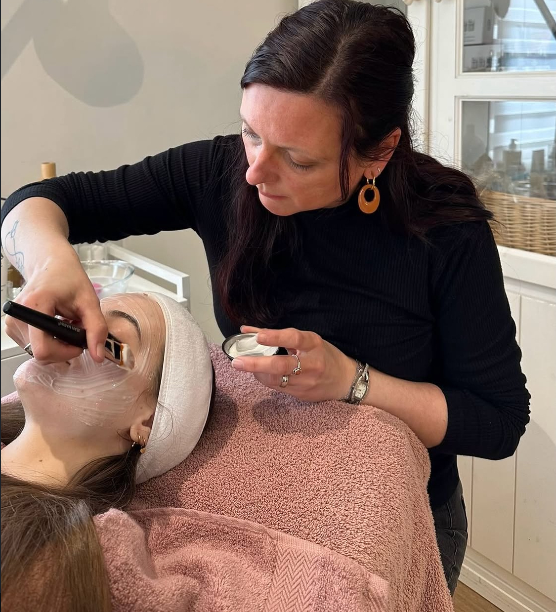 Wendy geeft een gezichtsbehandeling in haar salon in Venlo