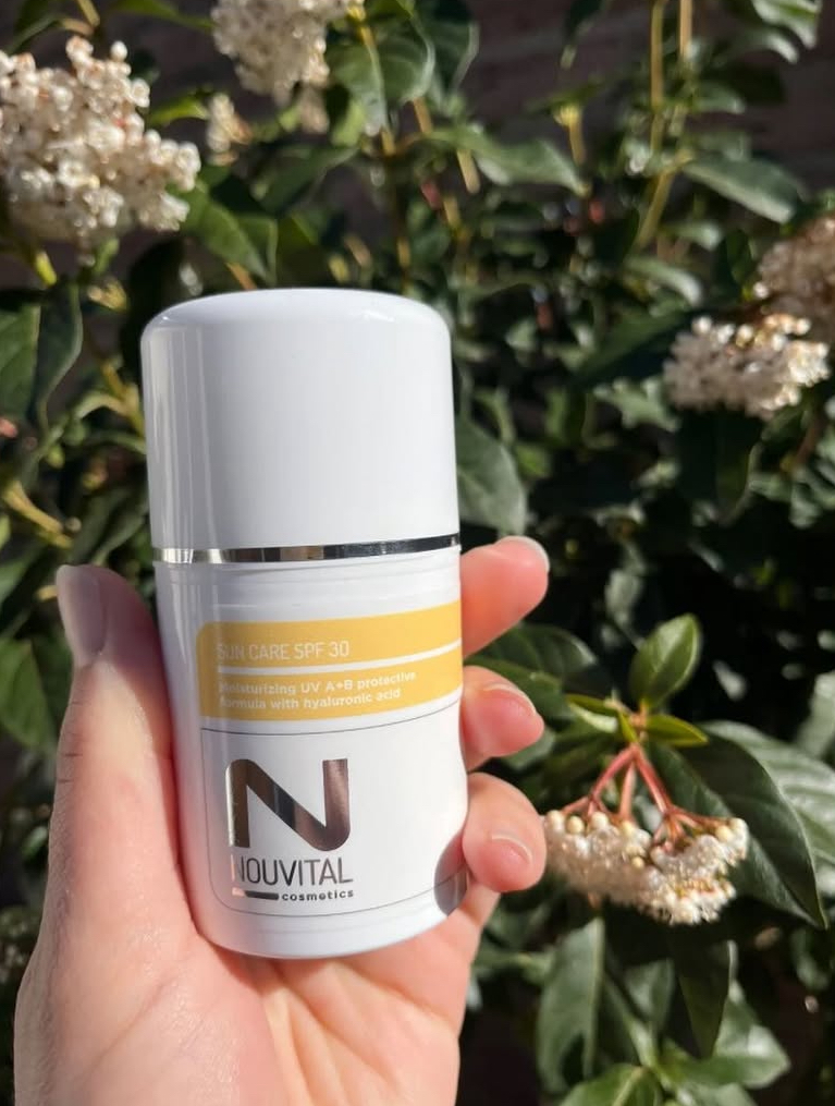 Nouvital Sun Care SPF 30 in de hand