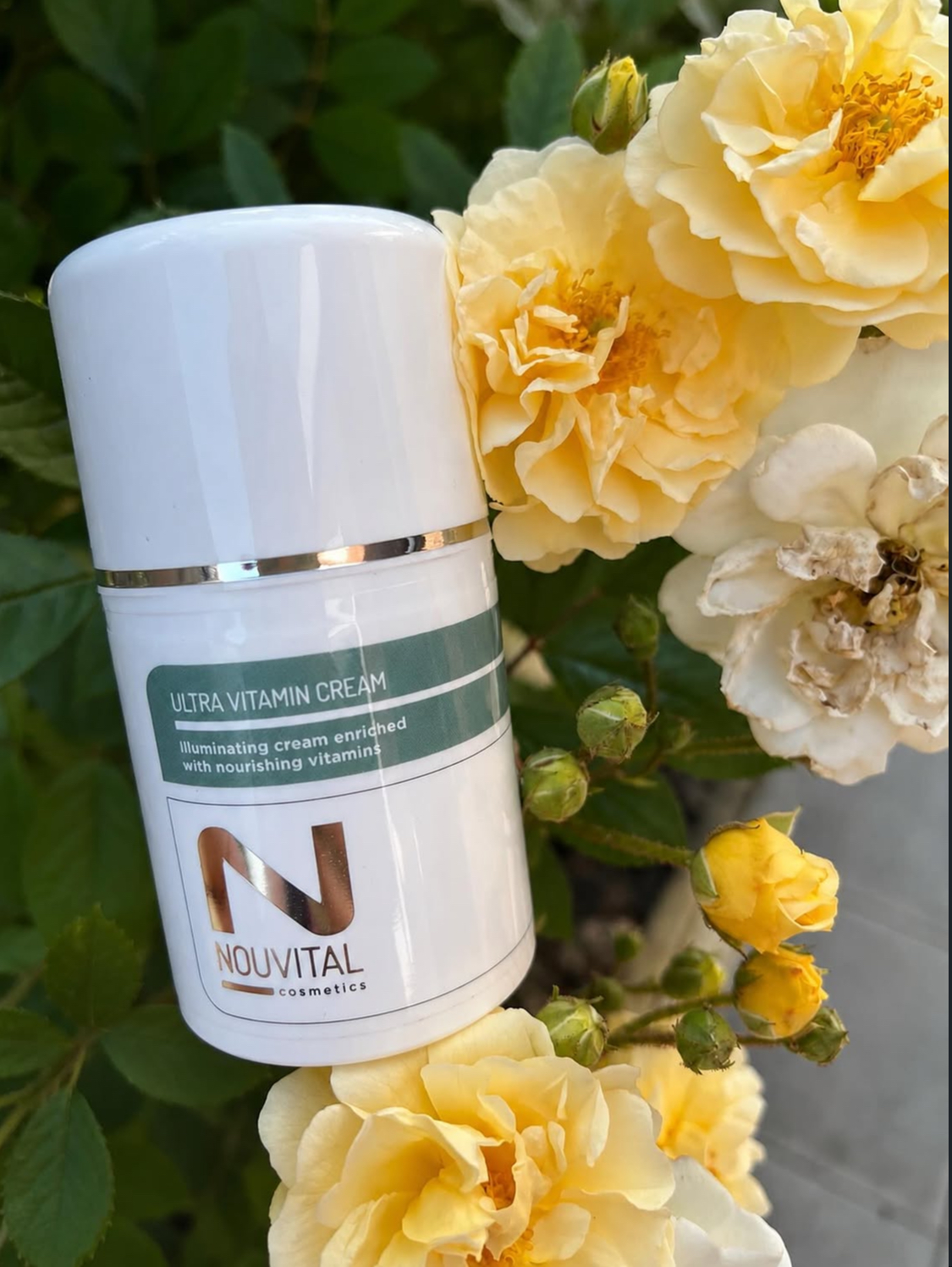 Nouvital Ultra Vitamin Cream tussen gele rozen